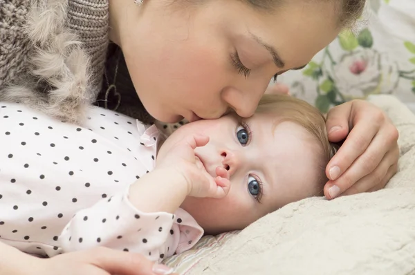 Retrato de jovem mãe com o bebê . — Fotografia de Stock