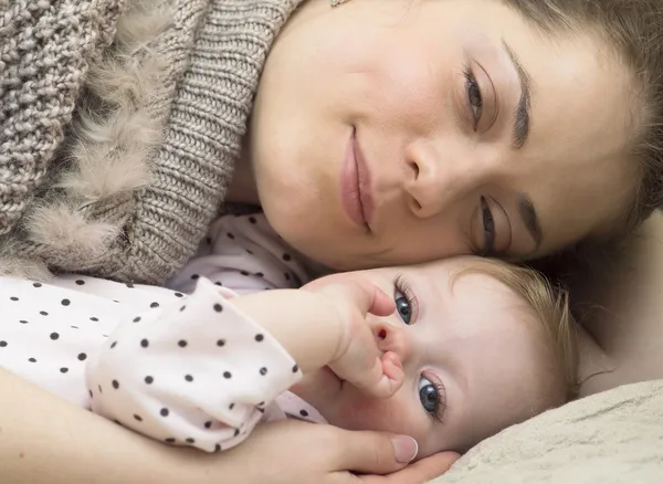 Portret van een jonge moeder met de baby. — Stockfoto