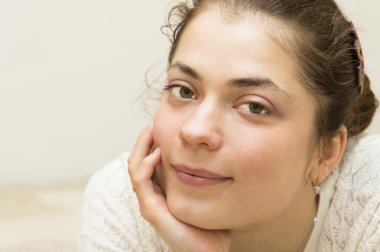 Genç ve güzel kadının portresi..