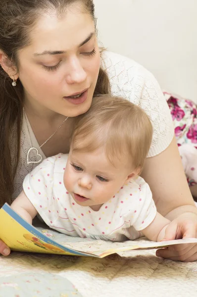 A mãe lê o livro para o bebê . — Fotografia de Stock