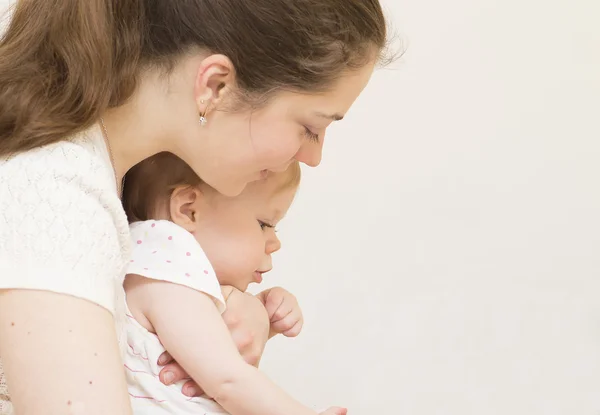 A mãe com o bebê está olhando para baixo . — Fotografia de Stock