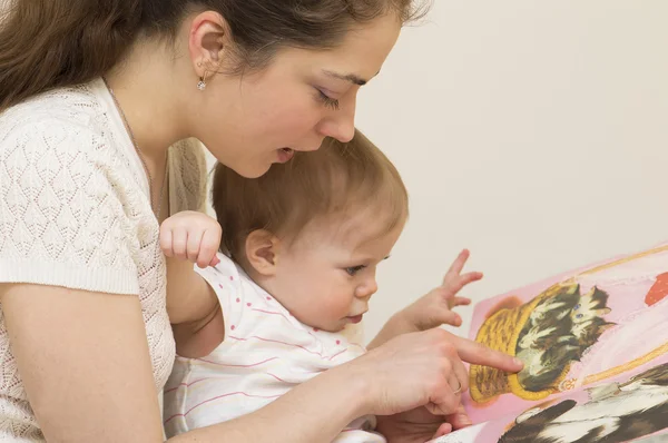 A mãe lê o livro para o bebê . — Fotografia de Stock