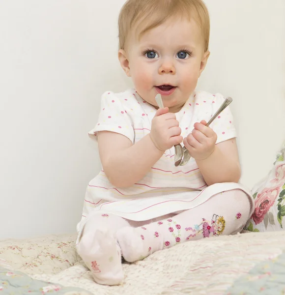 El bebé juega con cucharas . Fotos De Stock Sin Royalties Gratis