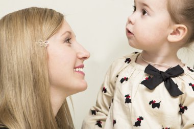 genç anne ile bebek portresi.