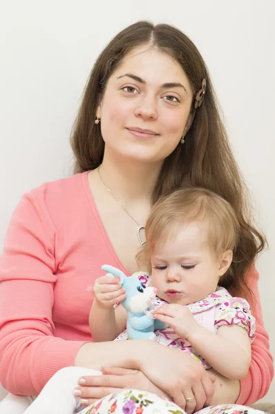 Jonge moeder met de baby. — Stockfoto