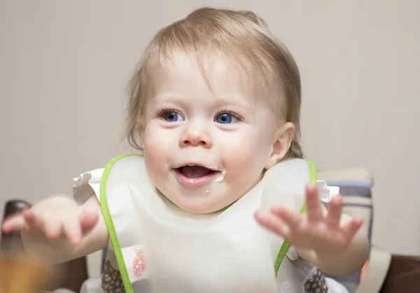 Niño de 1 año de edad cuchara de alimentación . — Foto de Stock