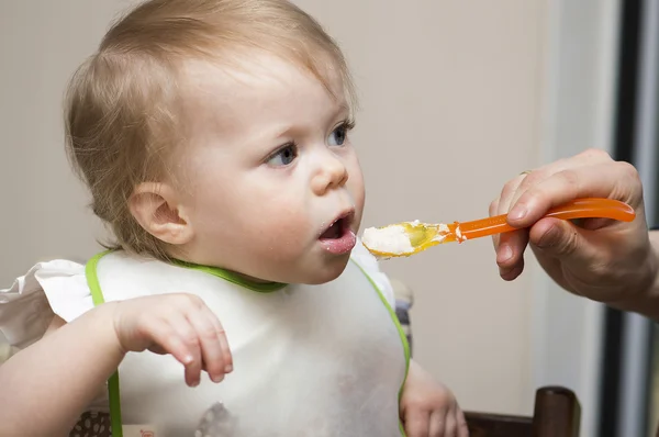 Niño de 1 año de edad cuchara de alimentación . Imagen De Stock