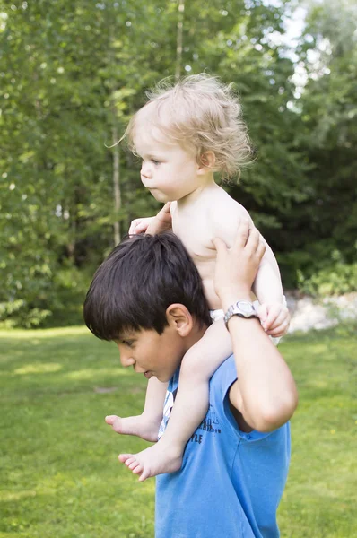 Outdoor Portret van de baby en tiener. — Stockfoto