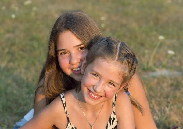 Открытый портрет двух девочек . — стоковое фото