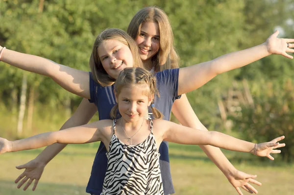 Outdoor portrait of group of teenagers. — Stock Photo, Image