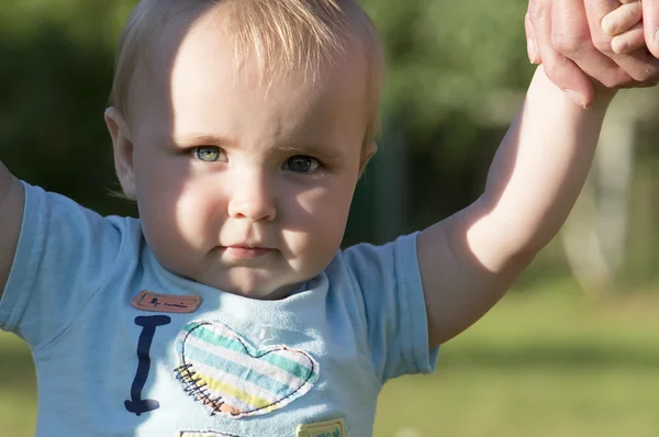 Outdoor portrait of the baby of 11 mounts old. — Stock Photo, Image