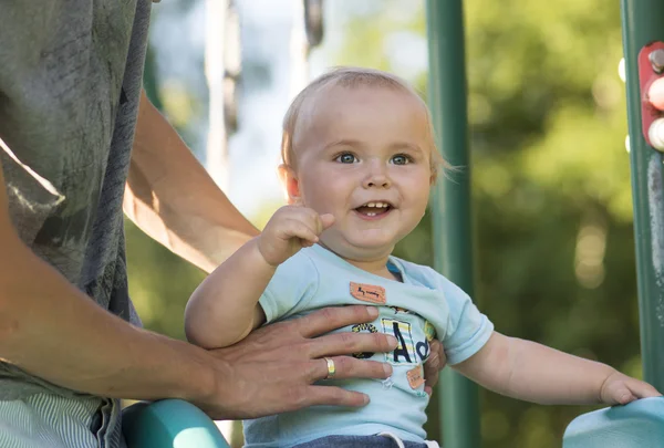 Vater geht mit Baby spazieren. — Stockfoto