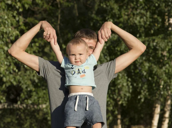 Father is walking with the baby. — Stock Photo, Image