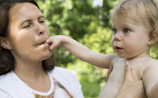 Outdoor portrait of the woman with the baby. — Stock Photo, Image