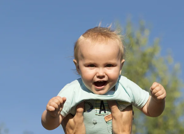 Outdoor portrait of the baby of 11 mouns old. — Stock Photo, Image