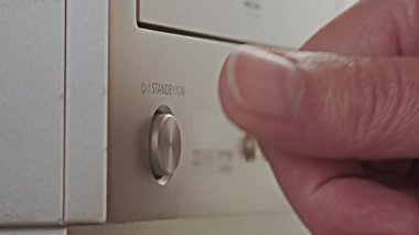 Kapatın. İnsan, evdeki güç düğmesine başparmağıyla basar. Videoyu açıyorum.