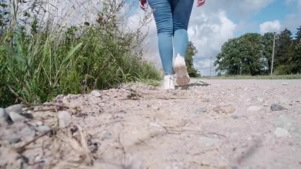 Día Soleado Verano Una Mujer Con Una Mochila Jeans Zapatillas — Vídeo de stock