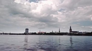 Riga 'nın eski kasaba ve Daugava nehri manzarasının zaman aşımı. Gökyüzü kasvetli. Skyline