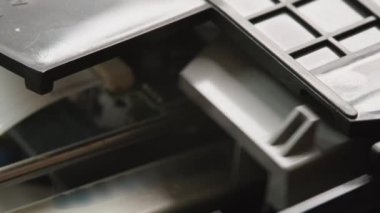 Dönen dijital video diski. DVD CD oynatıcı içeriden görüntüleniyor. Tepsiye yerleştirilen disk, video oynatma aygıtına girer. Kapat.