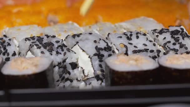 Sushi Broodjes Met Zeevruchten Bestrooide Sesamzaad Eater Neemt Deel Van — Stockvideo