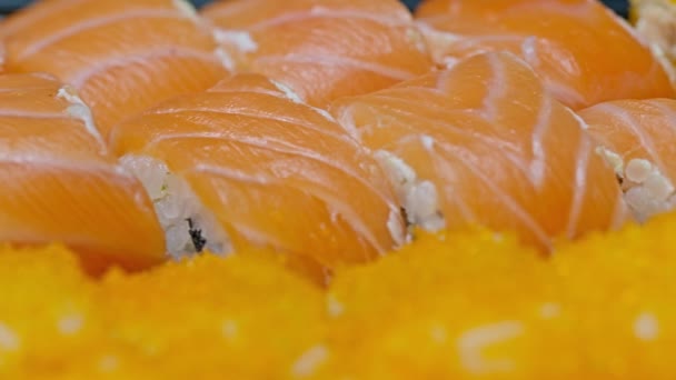 Japanska Sushirullar Med Philadelphiaost Täckta Med Laxskivor Japansk Mat Närbild — Stockvideo
