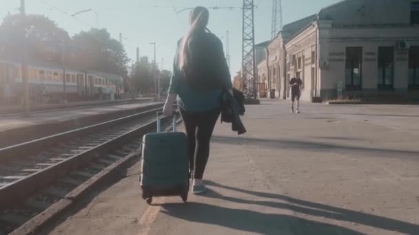 Pasażerka Przyjechała Stację Powoli Idzie Peronie Kolejowym Walizką Plecakiem Tle — Wideo stockowe