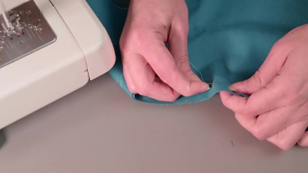 바늘을 손가락으로 재봉틀은 꿰매어 시험용 솔기를 — 비디오