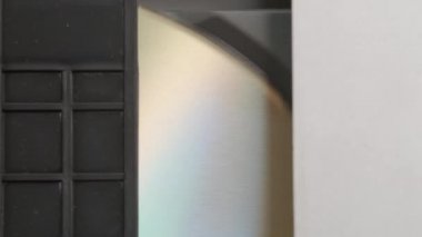 DVD CD oynatıcı içeriden görüntüleniyor. Tepsiye yerleştirilmiş dijital video diski oynatıcıya girer. Disk dönüşü. Kapat.
