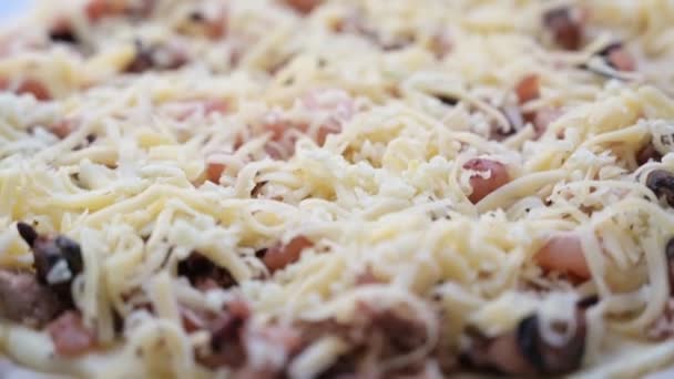 Pizza Cruda Con Rodajas Tocino Queso Semi Terminado Antes Hornear — Vídeo de stock