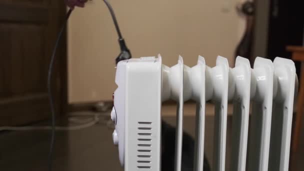 Mano Apaga Calentador Portátil Lleno Aceite Coloca Enchufe Eléctrico Parte — Vídeos de Stock