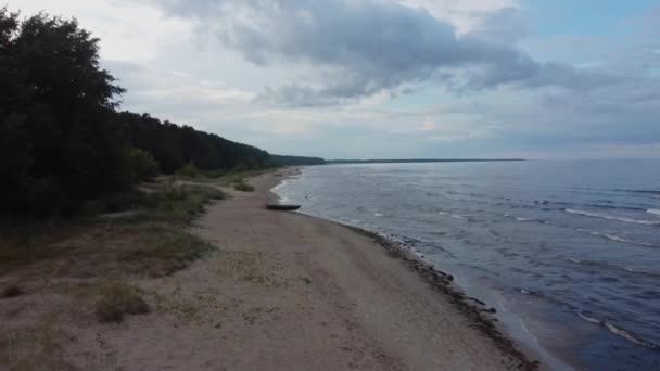 Aeral Utsikt Över Stranden Och Havet Med Regnmoln Kustlinjeperspektiv Med — Stockvideo