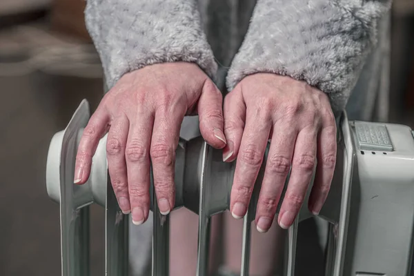 Une Femme Réchauffe Les Mains Sur Radiateur Électrique Concept Temps — Photo