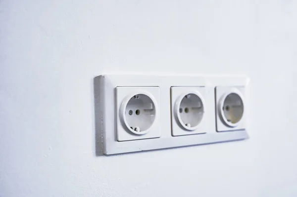 Beyaz Bir Duvarda Modern Elektrik Prizleri Üçlü Rosete Yakın Çekim — Stok fotoğraf