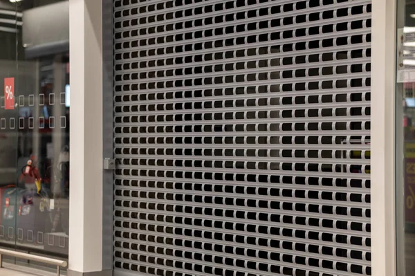 Kapalı pazar. Kapısı açık, kilidi var. Bej metal kafes kapısı.