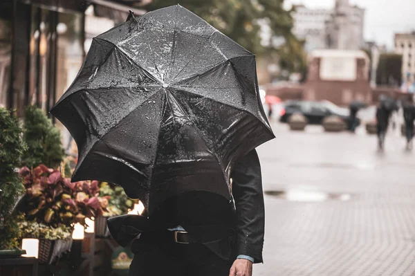 Homem Com Guarda Chuva Molhado Preto Foi Pego Uma Rajada — Fotografia de Stock