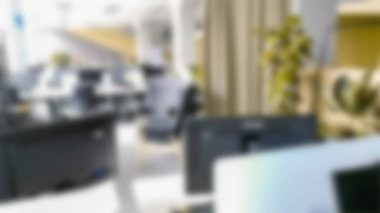 Bulanık boş uzay ofisi. Tasarım için ofis içi arka planında soyut ışık bokeh.