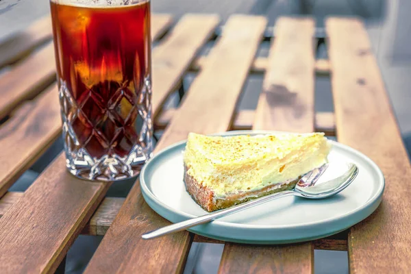 Geeignet Sind Käsekuchen Und Kaffeetrinken Auf Einem Holztisch Warmer Morgen — Stockfoto