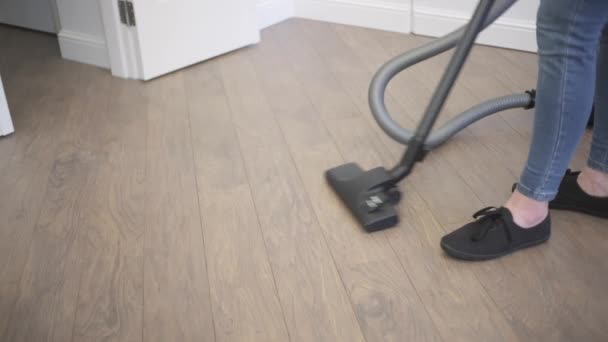 Eine Hausfrau Saugt Den Parkettboden Mit Einem Staubsauger Blick Von — Stockvideo