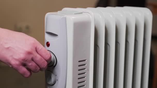 Uma Dona Casa Liga Aquecedor Eléctrico Tempo Frio Eletricidade Cara — Vídeo de Stock