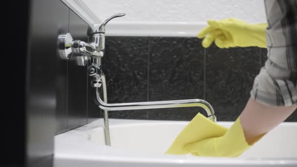 Μια Νοικοκυρά Πλένει Βρύση Στο Μπάνιο Απορρυπαντικά Και Μια Πετσέτα — Αρχείο Βίντεο