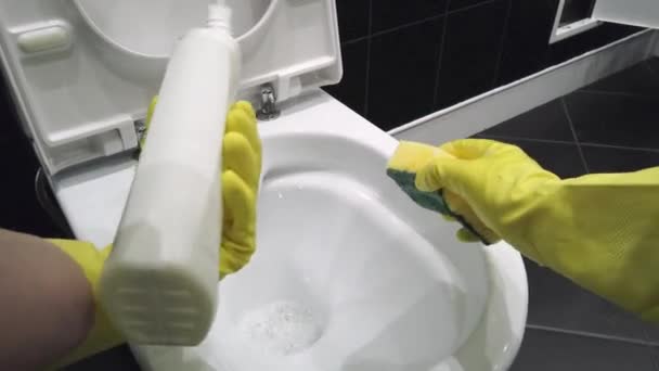 Señora Limpieza Lava Baño Vista Primera Persona Manos Guantes Amarillos — Vídeos de Stock