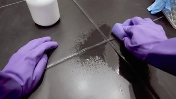 Limpeza Senhora Piso Azulejo Limpo Com Detergentes Panos Mãos Luvas — Vídeo de Stock