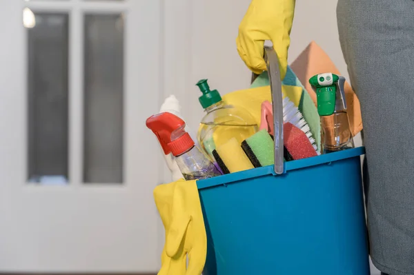 Uma Mulher Segura Balde Plástico Com Detergentes Escovas Esponjas Luvas — Fotografia de Stock