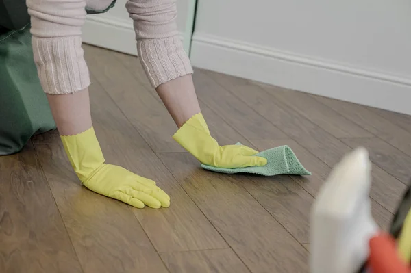 Bir Kadın Deterjanla Zemini Yıkıyor Temizliği — Stok fotoğraf