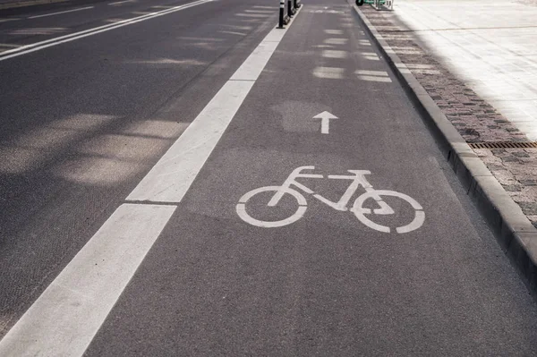 자전거 도로와 자전거 표지판 그리고 화살표 자전거를 사람들에게 자전거 도로를 — 스톡 사진