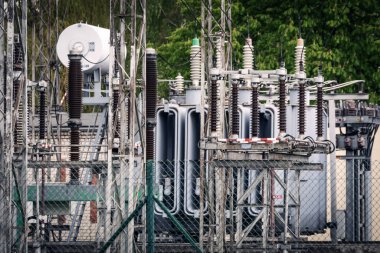Yüksek voltajlı trafo istasyonu. Yüksek voltaj transformatörlerinde elektrik dönüşümü