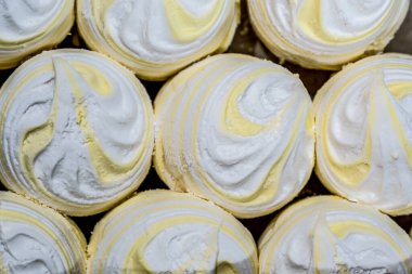 Farklı renklerde şekerlemeler tepsilerin üzerine serilmiştir. Paketlemeden önce taze ev yapımı şekerlemeler..