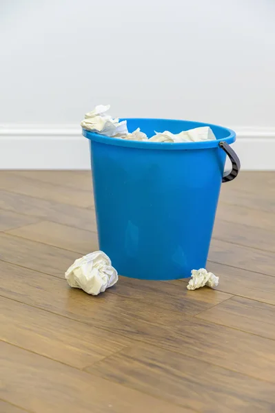 Голубое Пластиковое Ведро Заполненное Использованными Тканями Сидит Деревянном Полу — стоковое фото