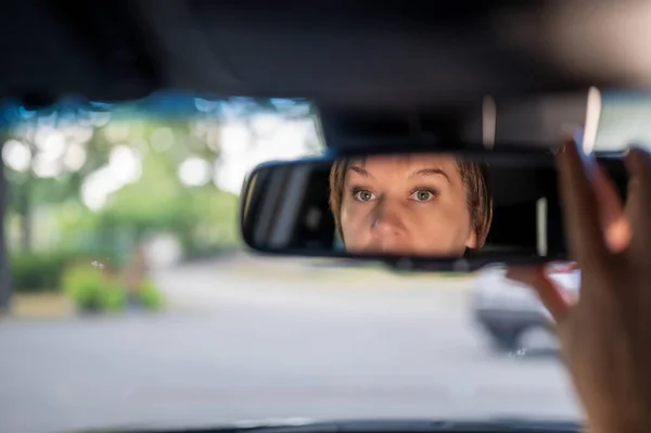 Cara Mujer Espejo Retrovisor Coche Mujer Conduciendo —  Fotos de Stock