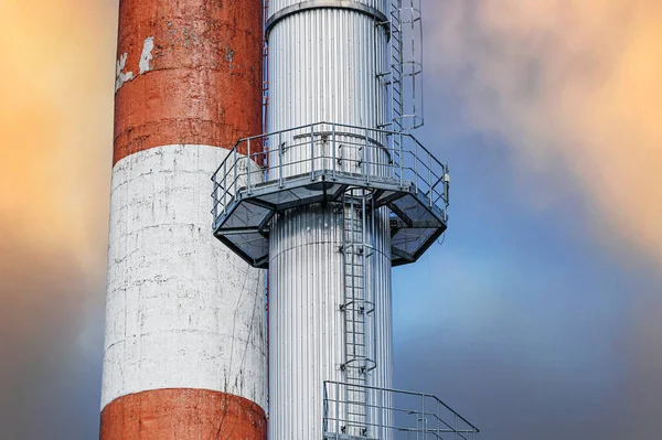 いくつかの工業用煙突が空に向かっています 石炭火力発電所の高さの煙突の破片が — ストック写真